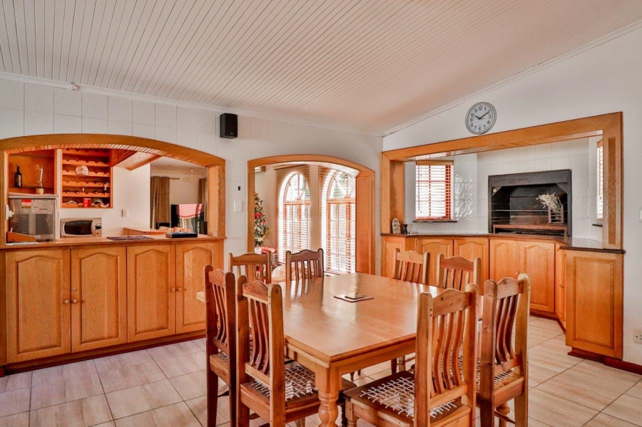 To Let 4 Bedroom Property for Rent in Helderberg Estate Western Cape